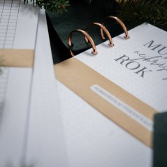 Tmavě zelený nedatovaný diář A5