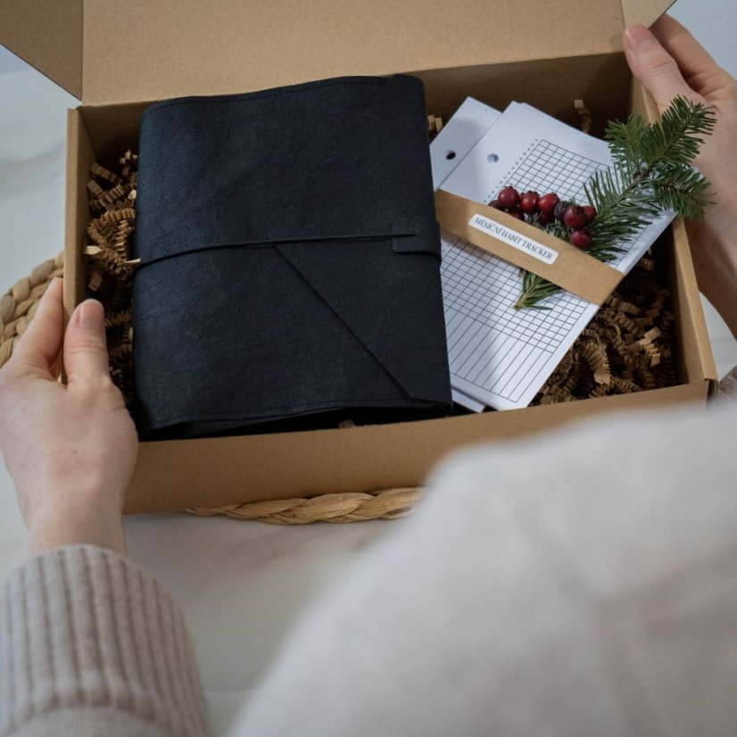 Černý nedatovaný diář A6