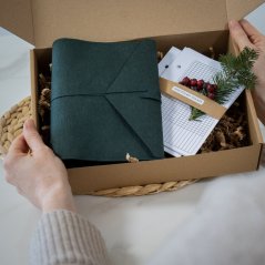 Tmavě zelený nedatovaný diář A6