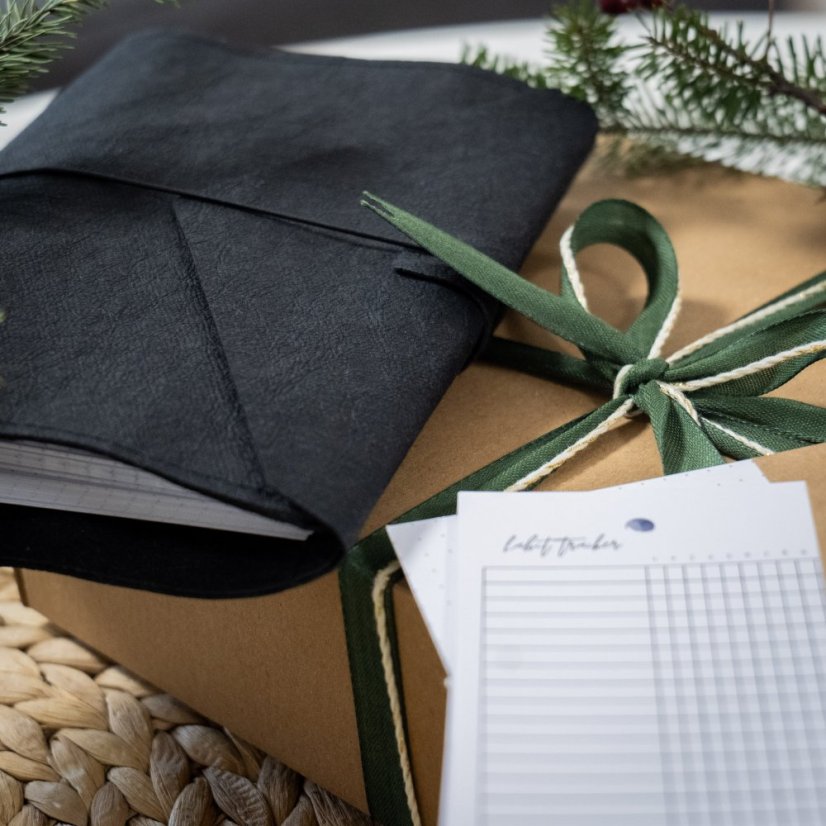 Černý nedatovaný diář A6