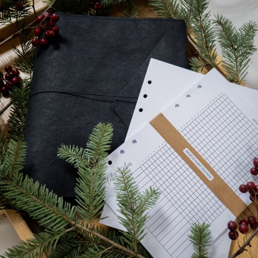 Černý nedatovaný diář A5