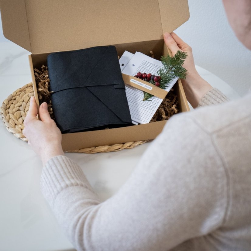 Černý nedatovaný diář A6