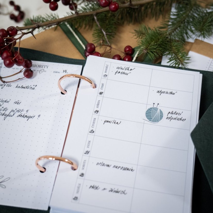 Tmavě zelený nedatovaný diář A6