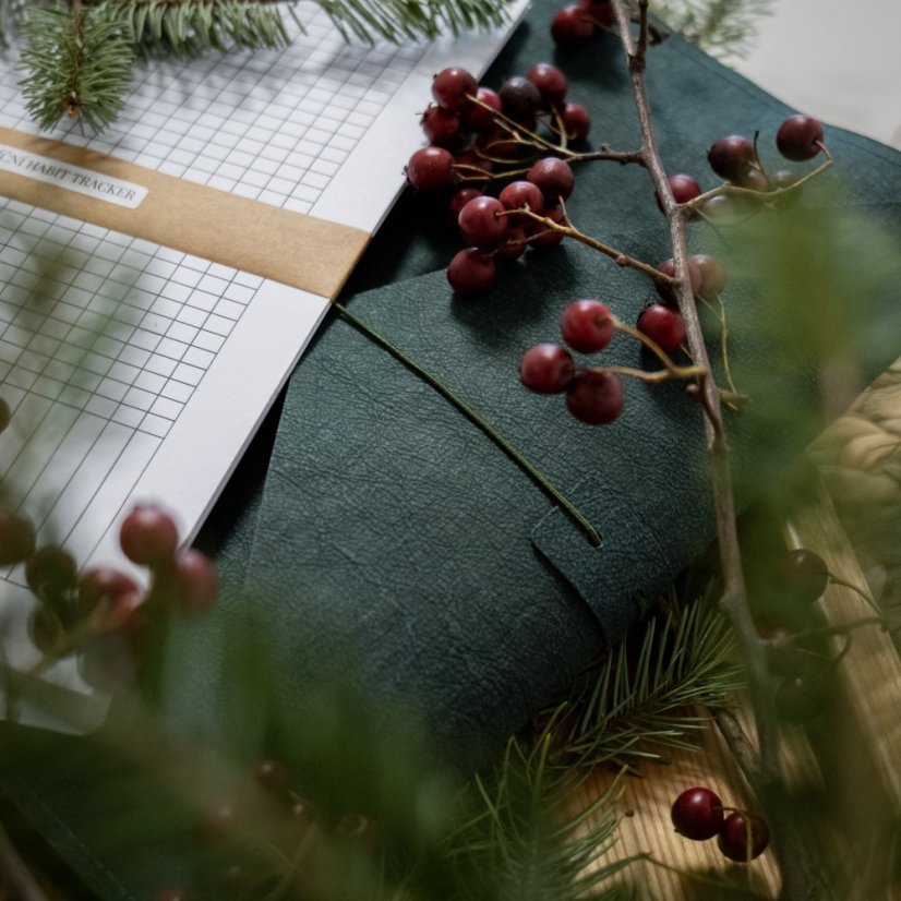 Tmavě zelený nedatovaný diář A5