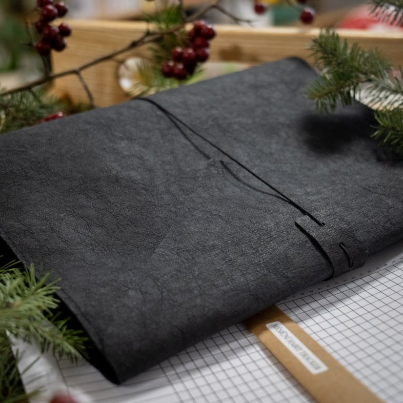 Černý nedatovaný diář A5