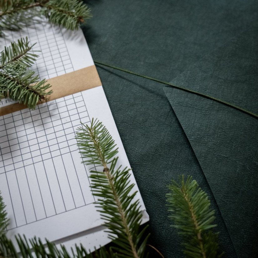 Tmavě zelený nedatovaný diář A5