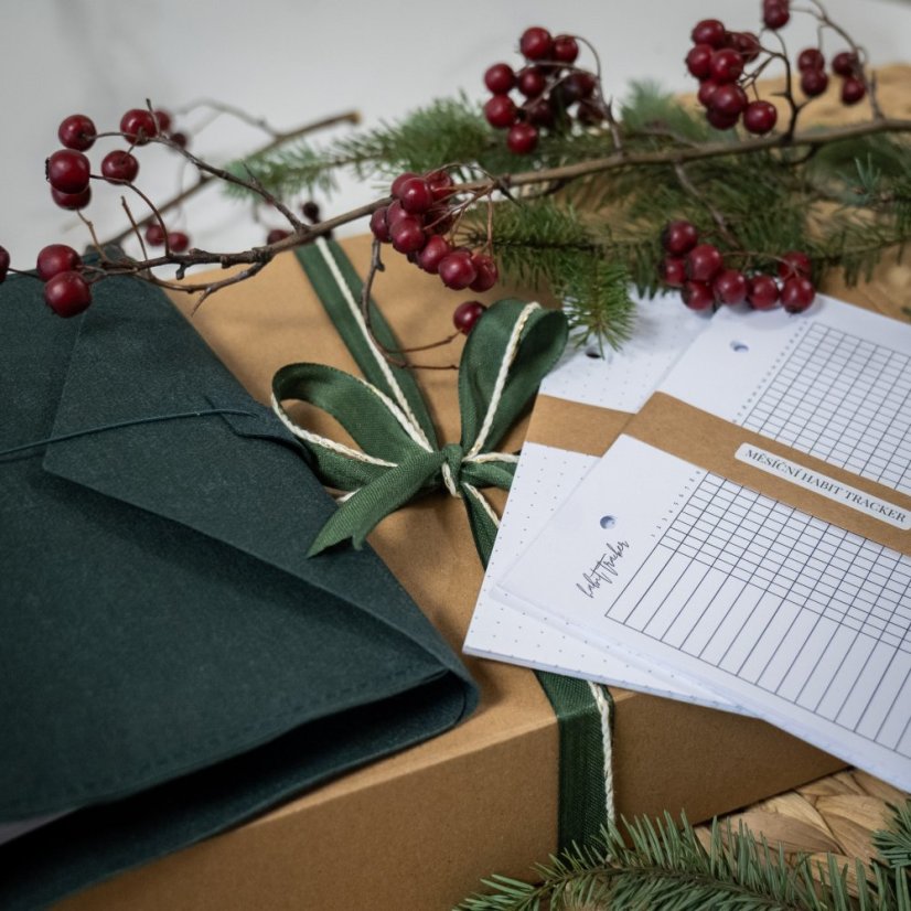 Tmavě zelený nedatovaný diář A6